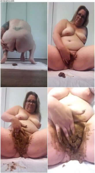 Amateur BBW takes a shit and smears it all over her pussy -